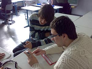 Schüler des Informatikkurses (13. Jahrgang der Willy-Brandt-Gesamtschule – Bergkamen bei der Arbeit mit Mobiltelefonen (Februar 2010)