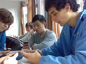 Schülerinnen und Schüler des Informatikkurses (13. Jahrgang der Willy-Brandt-Gesamtschule – Bergkamen bei der Arbeit mit Mobiltelefonen (Februar 2010)